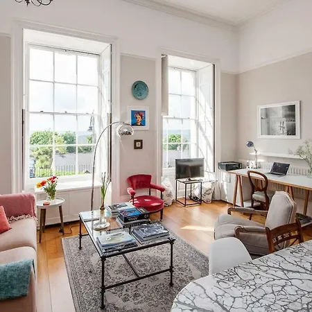 45 Royal York Crescent 아파트